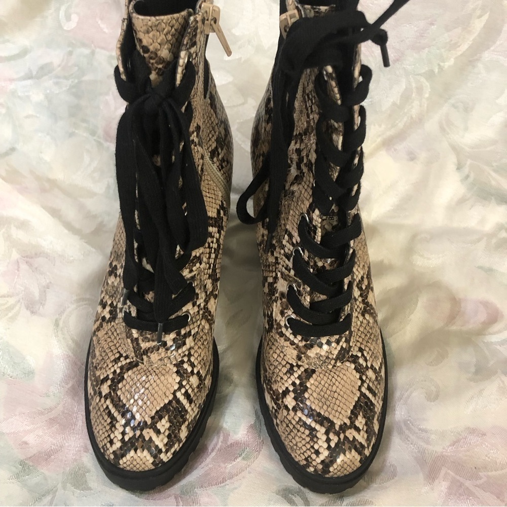 STEVE MADDEN Latch Lace-Up Hiker Booties Beige Black Snake Embossed Zip 9.5 - Picture 5 of 11